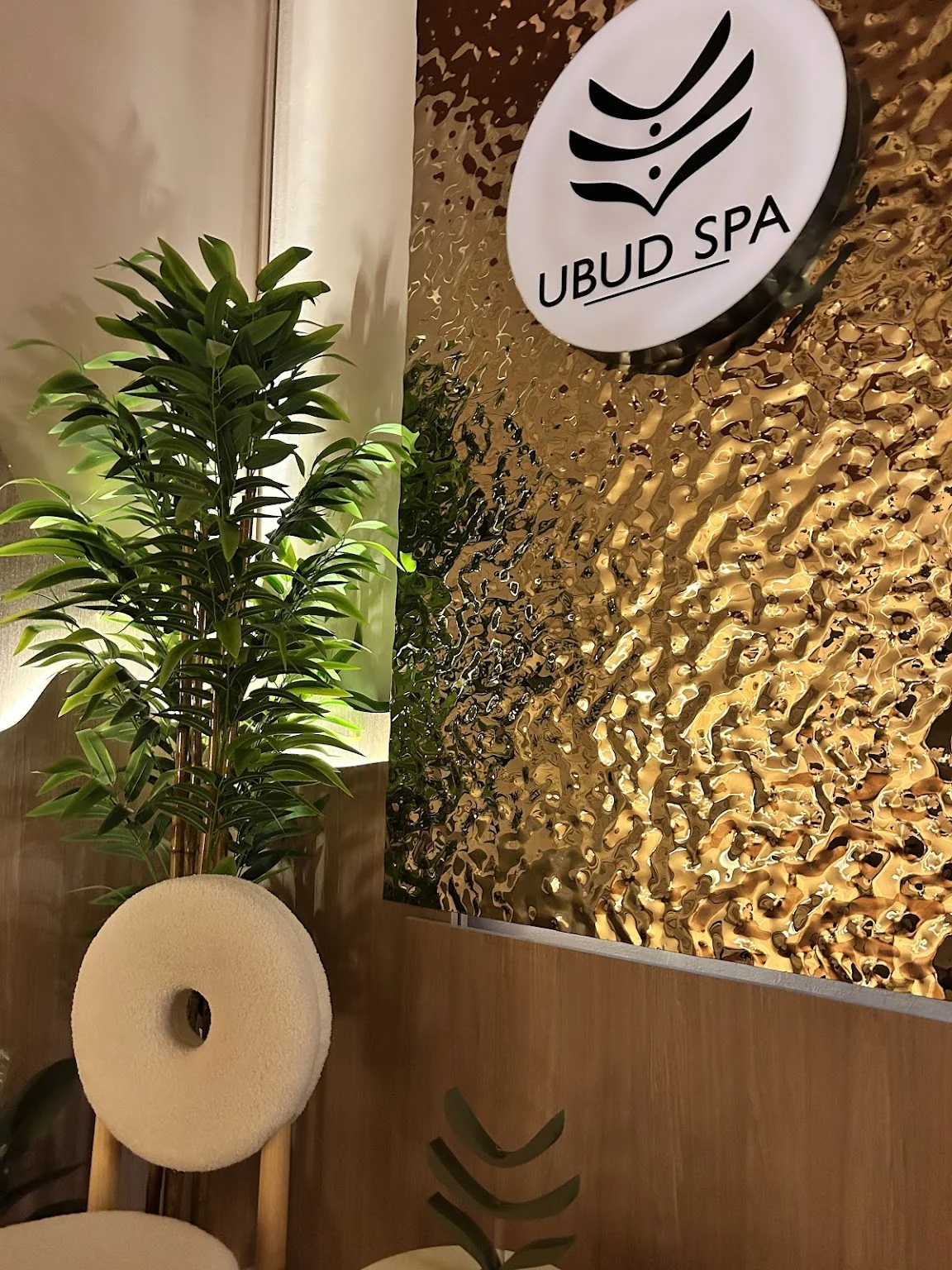 Peretele texturat cu sigla Ubud Spa