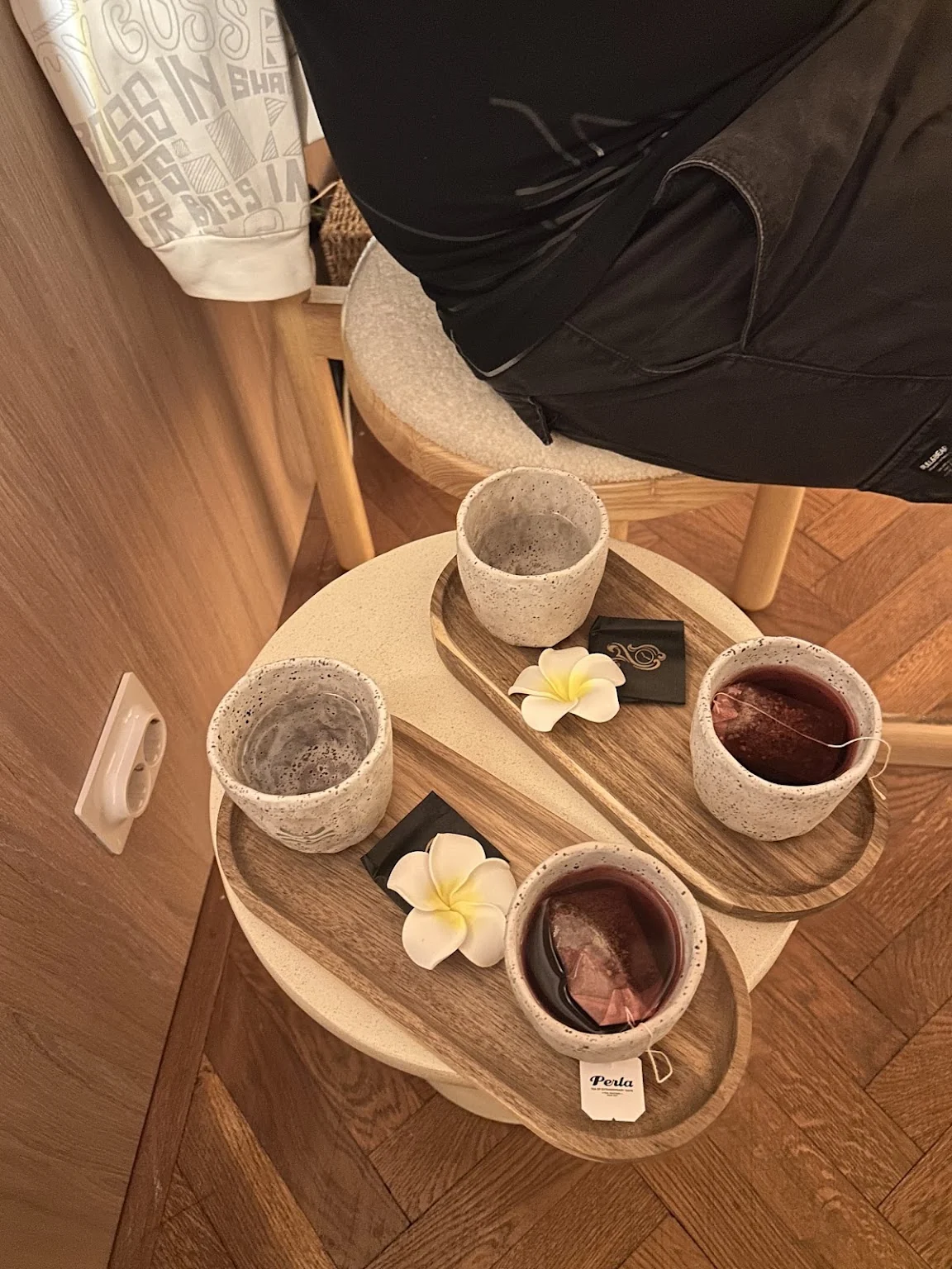 Boluri cu scrub și flori de frangipani, pe tavă de lemn